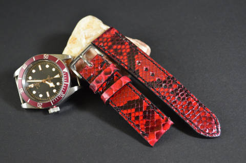 RED II - SHINY es una de nuestras correas reloj de piel hechas a mano, con lomo de pitón brillante. De color rojo, con un espesor de 3 - 3.5 mm.