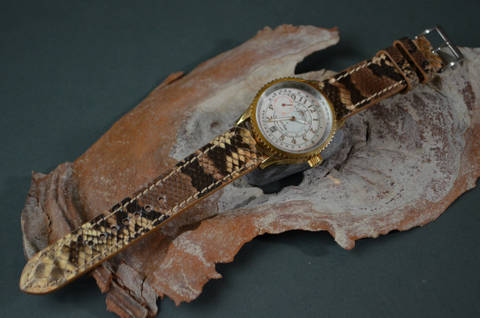 SAND - SHINY es una de nuestras correas reloj de piel hechas a mano, con lomo de pitón brillante. De color arena, con un espesor de 3 - 3.5 mm.
