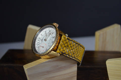 YELLOW SHINY es una de nuestras correas reloj de piel hechas a mano, con lomo de pitón brillante. De color amarillo, con un espesor de 3 - 3.5 mm.