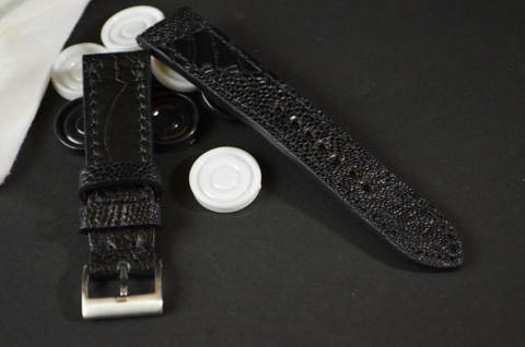 BLACK MATTE es una de nuestras correas reloj de piel hechas a mano, con avestruz mate. De color negro, con un espesor de 3 - 3.5 mm.
