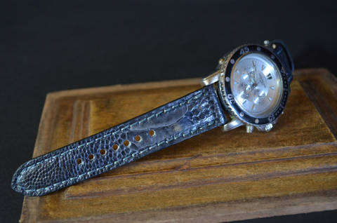 BLACK/GREY SHINY es una de nuestras correas reloj de piel hechas a mano, con avestruz brillante. De color gris oscuro, con un espesor de 3 - 3.5 mm.