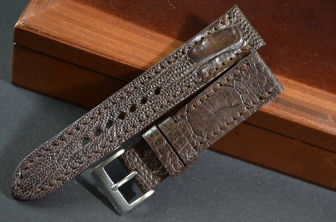BROWN MATTE es una de nuestras correas reloj de piel hechas a mano, con avestruz mate. De color marron, con un espesor de 3 - 3.5 mm.
