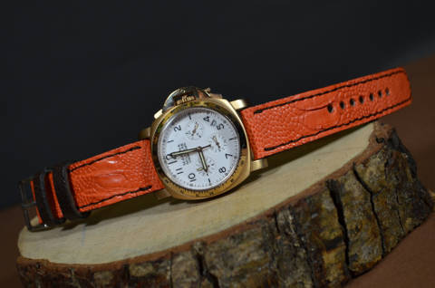 CASUAL ORANGE MATTE es una de nuestras correas reloj de piel hechas a mano, con avestruz mate. De color marrón naranja, con un espesor de 3 - 3.5 mm.