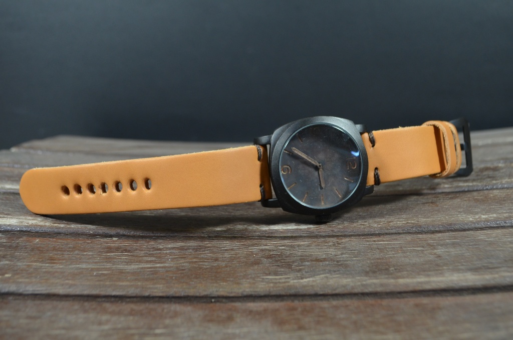 MINIMUS II HONEY is one of our hand crafted watch straps. Available in honey color, 4 - 4.5 mm thick.