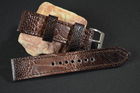 CINNAMON SHINY es una de nuestras correas reloj de piel hechas a mano, con avestruz brillante. De color canela, con un espesor de 3 - 3.5 mm.