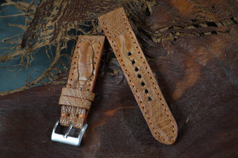 HAVANA MATTE es una de nuestras correas reloj de piel hechas a mano, con avestruz mate. De color havana, con un espesor de 3 - 3.5 mm.