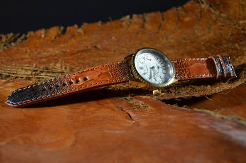 HAVANA SHINY es una de nuestras correas reloj de piel hechas a mano, con avestruz brillante. De color havana, con un espesor de 3 - 3.5 mm.