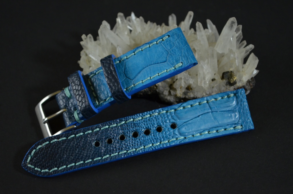 LIGHT BLUE MATTE es una de nuestras correas reloj de piel hechas a mano, con avestruz mate. De color azul fantasía, con un espesor de 3 - 3.5 mm.