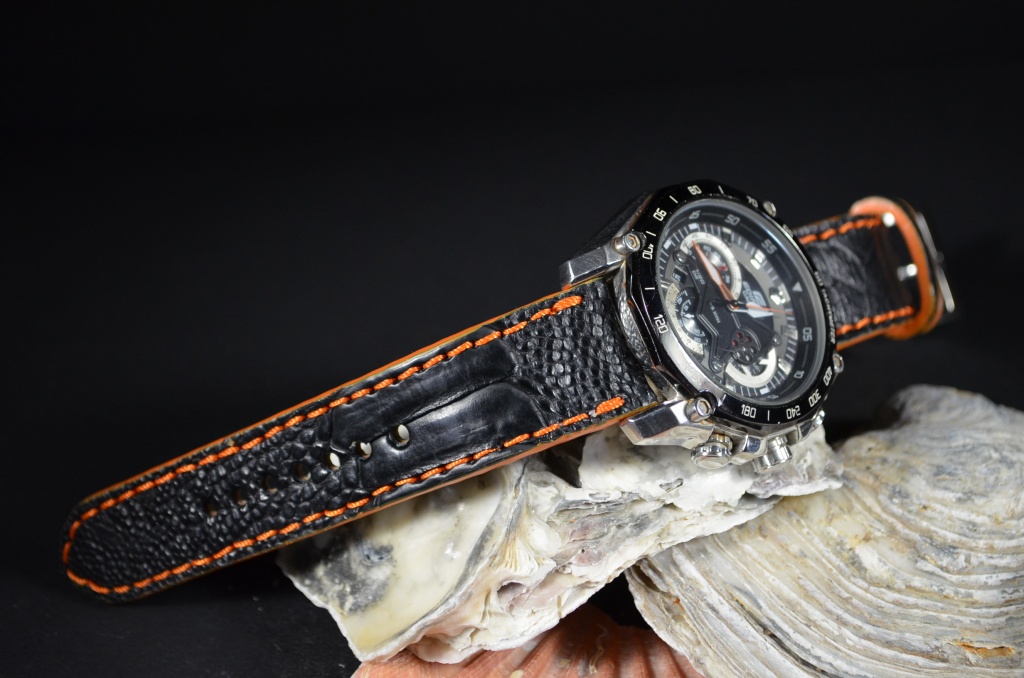 NIRVANA es una de nuestras correas reloj de piel hechas a mano, con avestruz mate. De color negro, con un espesor de 3 - 3.5 mm.