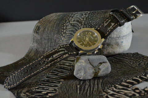 NUBUK BLACK FANTASY MATTE es una de nuestras correas reloj de piel hechas a mano, con avestruz nobuk mate. De color negro fantasía, con un espesor de 3 - 3.5 mm.