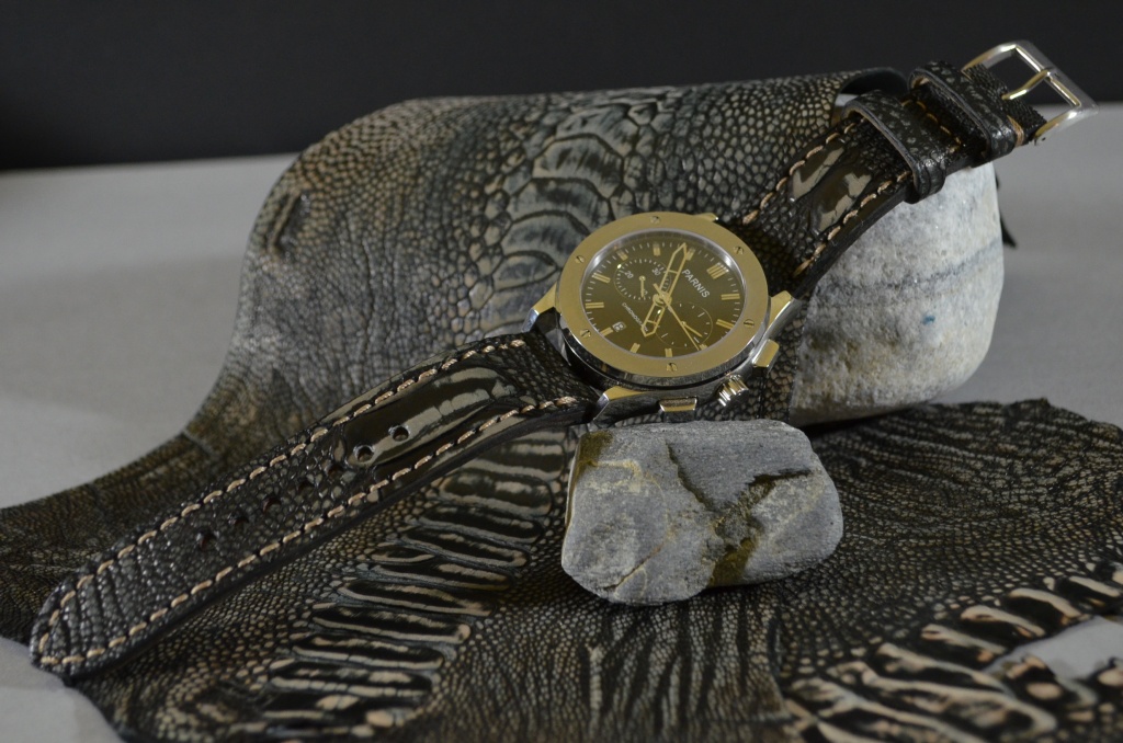 NUBUK BLACK FANTASY MATTE es una de nuestras correas reloj de piel hechas a mano, con avestruz nobuk mate. De color negro fantasía, con un espesor de 3 - 3.5 mm.