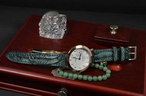 NUBUK GREEN MATTE es una de nuestras correas reloj de piel hechas a mano, con avestruz nobuk mate. De color verde, con un espesor de 3 - 3.5 mm.