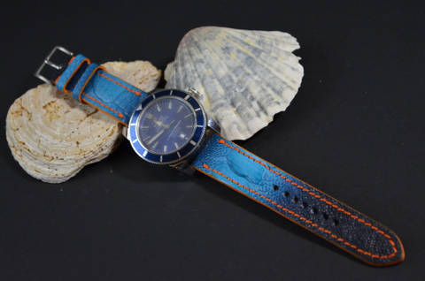 OCEANIC es una de nuestras correas reloj de piel hechas a mano, con avestruz mate. De color azul claro fantasía, con un espesor de 3 - 3.5 mm.