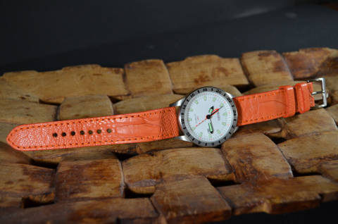 ORANGE MATTE es una de nuestras correas reloj de piel hechas a mano, con avestruz mate. De color naranja, con un espesor de 3 - 3.5 mm.