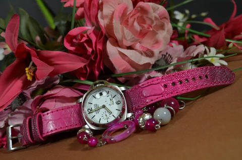 PINK MATTE es una de nuestras correas reloj de piel hechas a mano, con avestruz mate. De color rosa, con un espesor de 3 - 3.5 mm.
