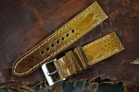 WALNUT SHINY es una de nuestras correas reloj de piel hechas a mano, con avestruz brillante. De color nogal, con un espesor de 3 - 3.5 mm.