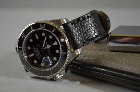 BLACK MATTE es una de nuestras correas reloj de piel hechas a mano, con lagarto salvador mate. De color negro, con un espesor de 3 - 3.5 mm.