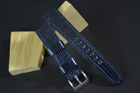 BLUE SHINY es una de nuestras correas reloj de piel hechas a mano, con lagarto salvador brillante. De color azul, con un espesor de 3 - 3.5 mm.