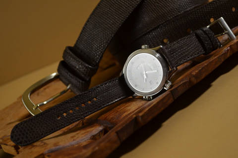 BROWN MATTE es una de nuestras correas reloj de piel hechas a mano, con lagarto salvador mate. De color marron oscuro, con un espesor de 3 - 3.5 mm.