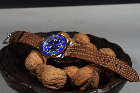 BROWN SPOTT MATTE II es una de nuestras correas reloj de piel hechas a mano, con lagarto salvador mate. De color marrón manchado, con un espesor de 3 - 3.5 mm.