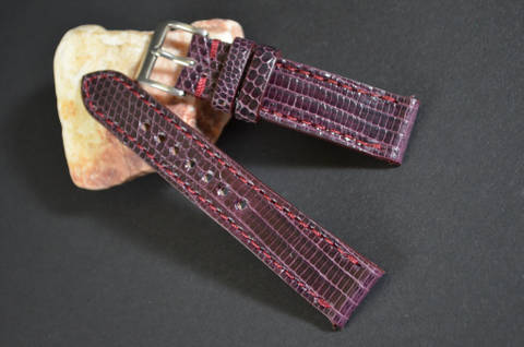 BURGUNDY SHINY es una de nuestras correas reloj de piel hechas a mano, con lagarto salvador brillante. De color borgoña, con un espesor de 3 - 3.5 mm.