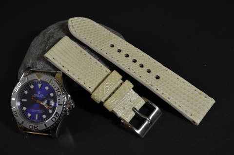 CREAM SHINY es una de nuestras correas reloj de piel hechas a mano, con lagarto salvador brillante. De color crema, con un espesor de 3 - 3.5 mm.