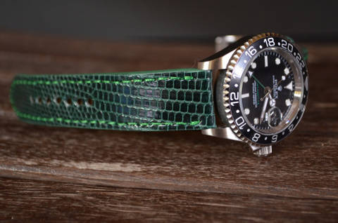 GREEN SHINY es una de nuestras correas reloj de piel hechas a mano, con lagarto salvador brillante. De color verde, con un espesor de 3 - 3.5 mm.