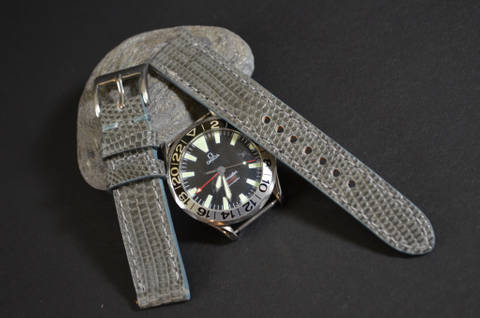 GREY SHINY es una de nuestras correas reloj de piel hechas a mano, con lagarto salvador brillante. De color gris, con un espesor de 3 - 3.5 mm.