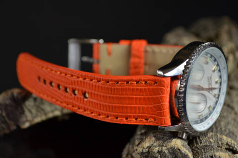 ORANGE MATTE es una de nuestras correas reloj de piel hechas a mano, con lagarto salvador mate. De color naranja, con un espesor de 3 - 3.5 mm.