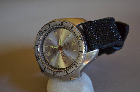 BLACK es una de nuestras correas reloj de piel hechas a mano, con mantarraya. De color negro, con un espesor de 3 - 3.5 mm.
