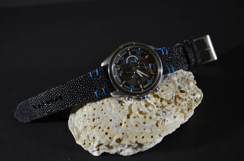 BLUE es una de nuestras correas reloj de piel hechas a mano, con mantarraya. De color azul, con un espesor de 3 - 3.5 mm.