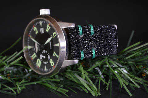 GREEN es una de nuestras correas reloj de piel hechas a mano, con mantarraya. De color verde, con un espesor de 3 - 3.5 mm.