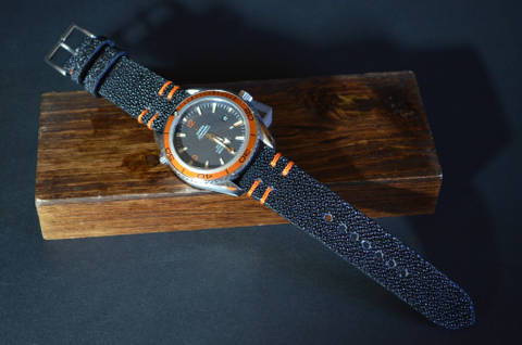 ORANGE es una de nuestras correas reloj de piel hechas a mano, con mantarraya. De color naranja, con un espesor de 3 - 3.5 mm.