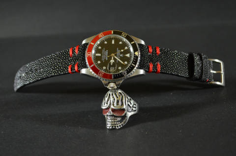 RED es una de nuestras correas reloj de piel hechas a mano, con mantarraya. De color rojo, con un espesor de 3 - 3.5 mm.