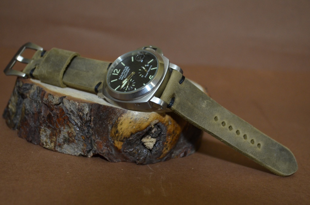 NEW SAVAGE I es una de nuestras correas reloj de piel hechas a mano, con piel de becerro. De color gris pardo, con un espesor de 4 - 4.5 mm.