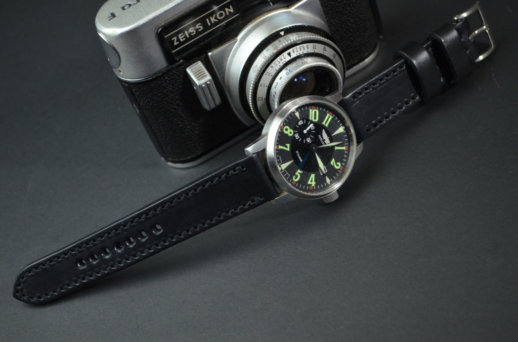 BLACK I es una de nuestras correas reloj de piel hechas a mano, con piel de becerro. De color negro, con un espesor de 3 - 3.5 mm.
