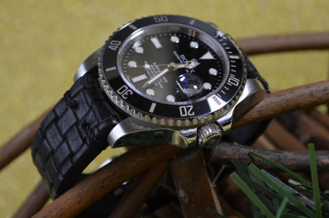 BRAIDY BLACK I es una de nuestras correas reloj de piel hechas a mano, con piel de becerro con relieve. De color negro, con un espesor de 3 - 3.5 mm.