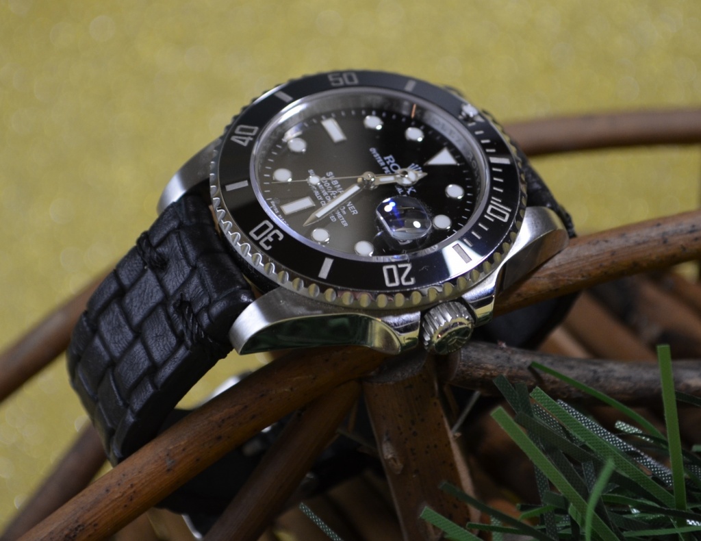 BRAIDY BLACK I es una de nuestras correas reloj de piel hechas a mano, con piel de becerro con relieve. De color negro, con un espesor de 3 - 3.5 mm.