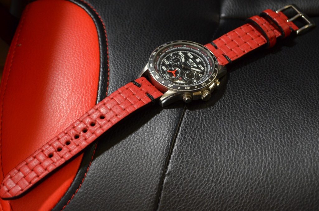 BRAIDY RED II es una de nuestras correas reloj de piel hechas a mano, con piel de becerro con relieve. De color rojo, con un espesor de 3 - 3.5 mm.