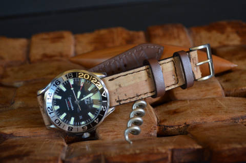 CORK II es una de nuestras correas reloj de piel hechas a mano, con corcho natural. De color corcho, con un espesor de 3 - 3.5 mm.