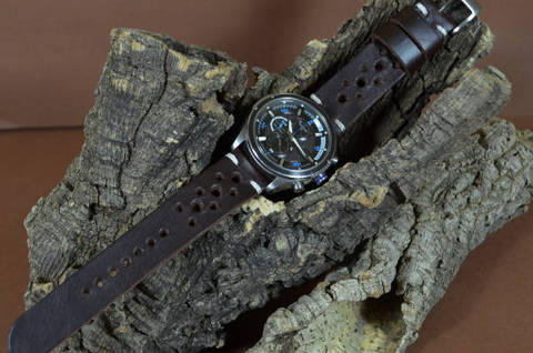 JEREZ I es una de nuestras correas reloj de piel hechas a mano, con piel de becerro. De color chocolate, con un espesor de 3 - 3.5 mm.
