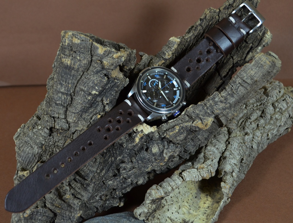 JEREZ I is one of our hand crafted watch straps. Available in chocolate color, 3 - 3.5 mm thick.