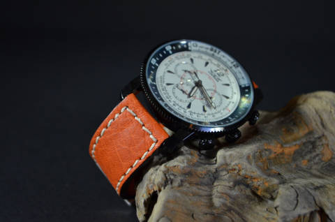 POLPA es una de nuestras correas reloj de piel hechas a mano, con piel de becerro. De color naranja, con un espesor de 3 - 3.5 mm.