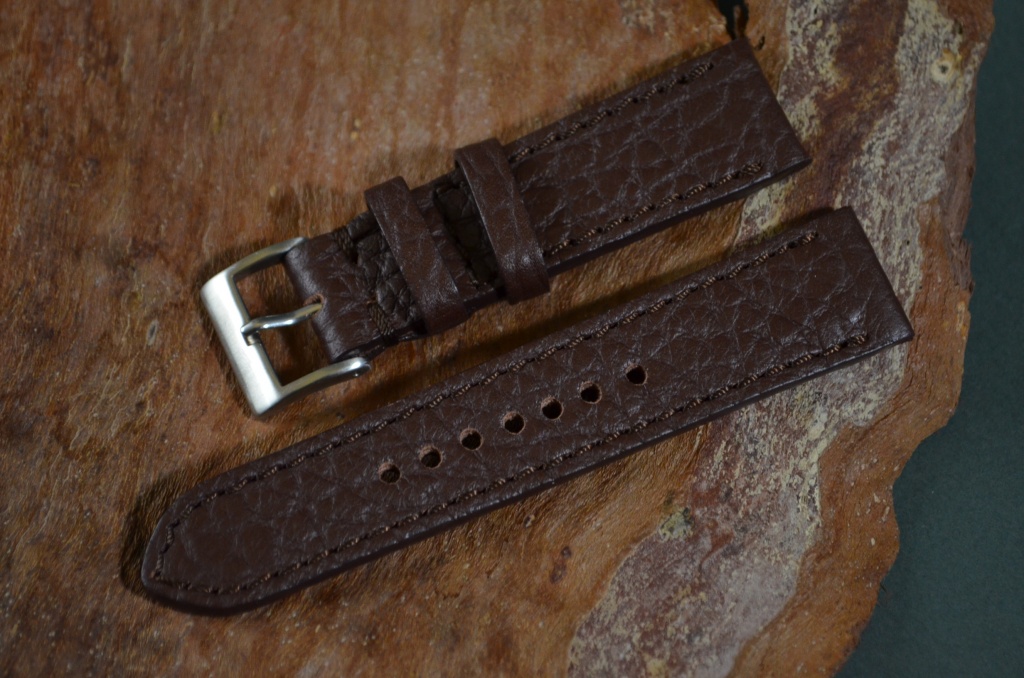 BROWN I MATTE es una de nuestras correas reloj de piel hechas a mano, con piel de karabú. De color marron, con un espesor de 3 - 3.5 mm.