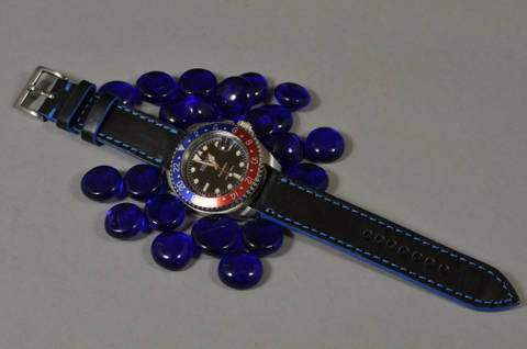 BLUE es una de nuestras correas reloj de piel hechas a mano, con piel de becerro. De color azul, con un espesor de 3 - 3.5 mm.