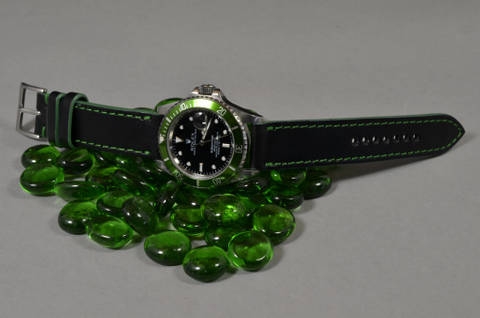GREEN es una de nuestras correas reloj de piel hechas a mano, con piel de becerro. De color verde, con un espesor de 3 - 3.5 mm.