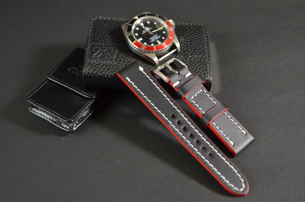 RED WHITE es una de nuestras correas reloj de piel hechas a mano, con piel de becerro. De color rojo blanco, con un espesor de 3 - 3.5 mm.