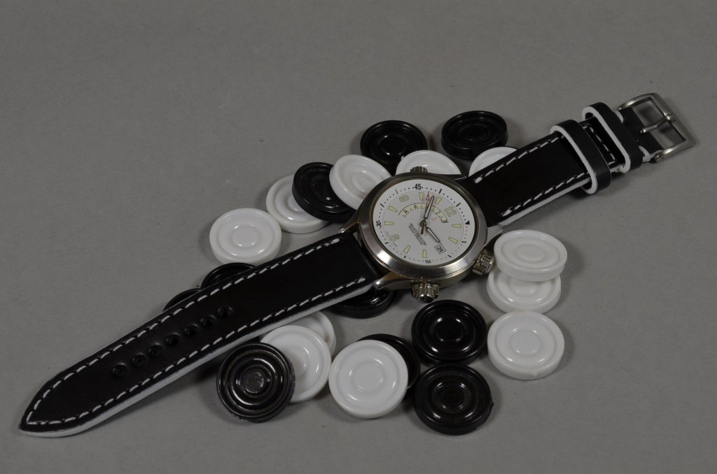 WHITE es una de nuestras correas reloj de piel hechas a mano, con piel de becerro. De color blanco, con un espesor de 3 - 3.5 mm.
