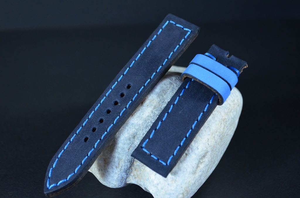 BLUE NAVY BLUE es una de nuestras correas reloj de piel hechas a mano, con nobuk de becerro. De color azul azul marino, con un espesor de 3 - 3.5 mm.