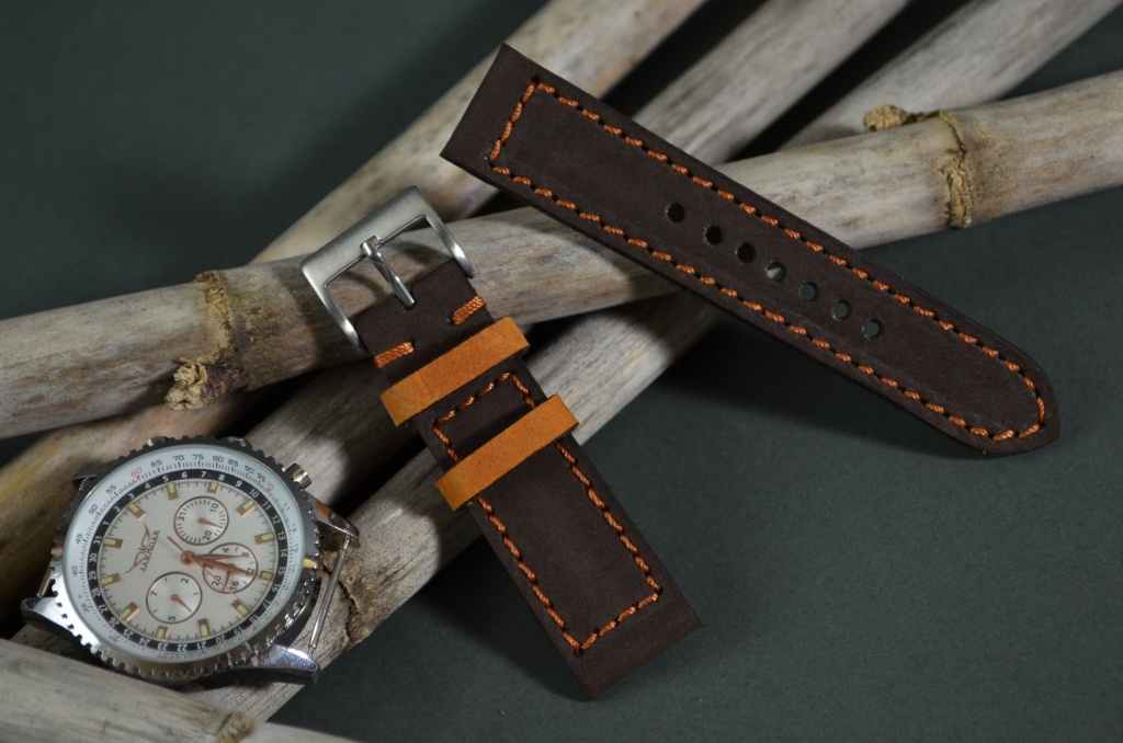 BROWN HAVANA es una de nuestras correas reloj de piel hechas a mano, con nobuk de becerro. De color marron havana, con un espesor de 3 - 3.5 mm.
